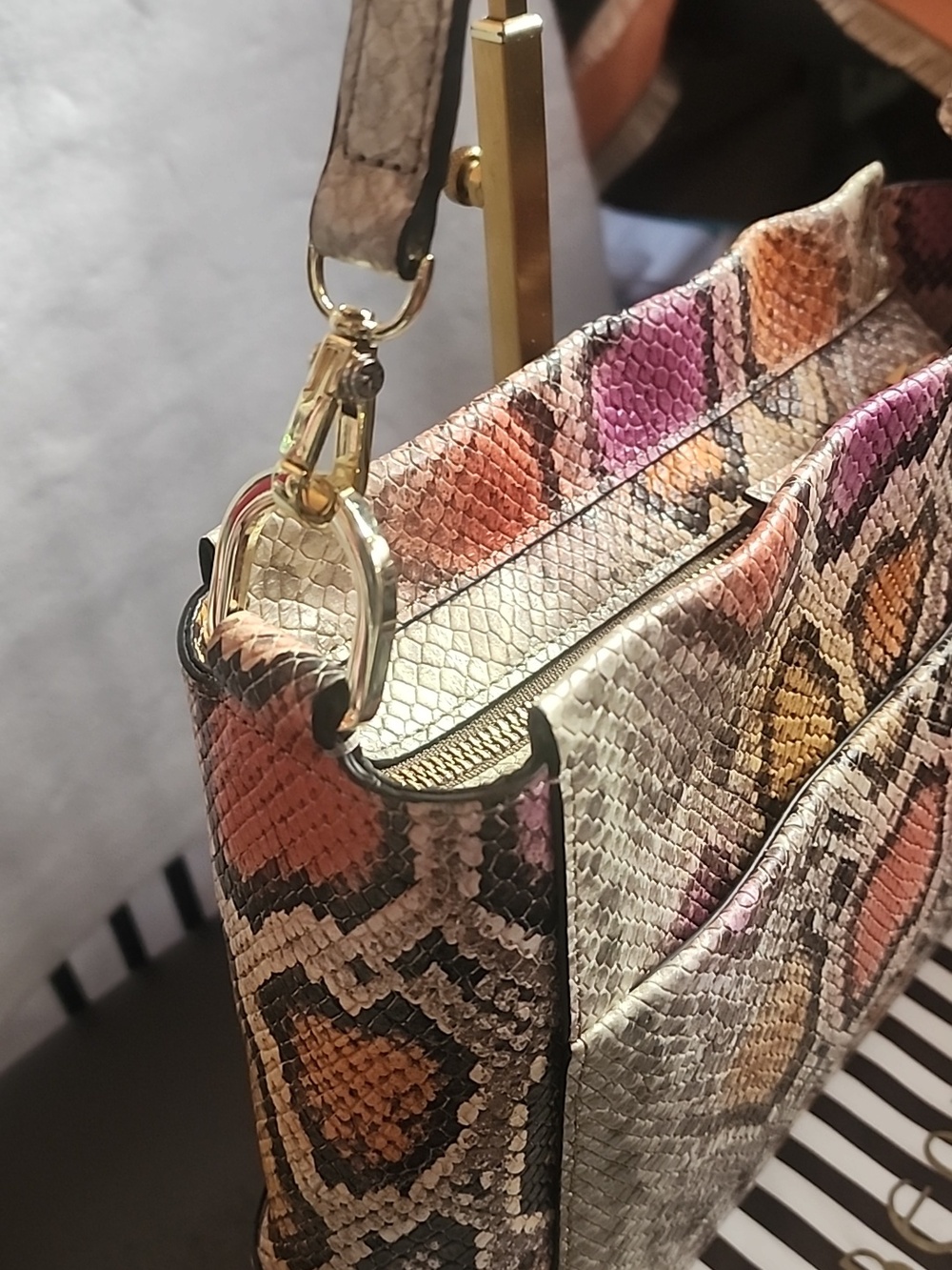 Henri Bendel Leather Crossbody/ Shoulder Bag Like New Condition - Picture 4 of 17